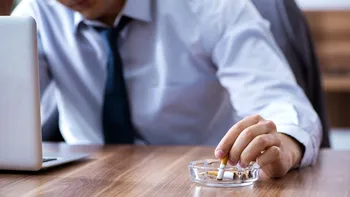 Ai voie să fumezi la locul de muncă? Sancţiunile pe care le pot lua angajaţii care nu ţin cont de lege