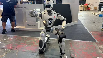 Un robot umanoid a mimat lovituri în fața unei jurnaliste la IFA 2026. Demonstrațiile violente ridică întrebări despre siguranță