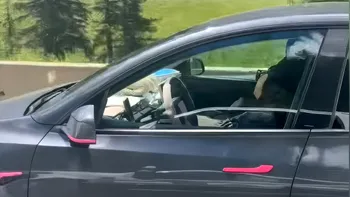 Șoferi Tesla filmați dormind la volan: 43 de clipuri pun sistemul FSD sub o presiune uriașă