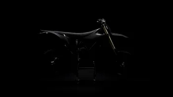 Motocicleta electrică de numai 123 kg și peste 80 CP vine într-o serie de 500 de exemplare. Titanul face diferența la Stark VARG SM Sköll