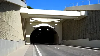 Când vor circula șoferii prin primul tunel forat de autostradă din România. Primele imagini din interiorul Momaia