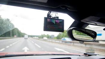 Camera de bord filmează un șofer care face o depășire periculoasă. Poate primi amendă doar pe baza filmării tale?