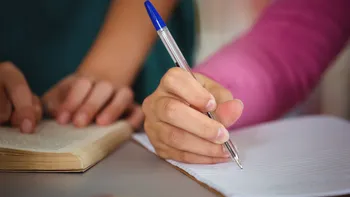 Cât ar trebui să dureze temele unui elev după șase ore petrecute la școală. Când volumul devine prea mare