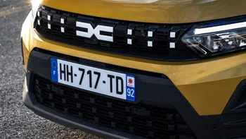 Dacia Sandero cu faruri care bat prea jos: reglaj simplu, încărcare sau senzor defect