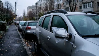 De ce pun unii șoferi o pungă pe oglinzile mașinii peste noapte. Trucul care te poate scuti de o problemă dimineața