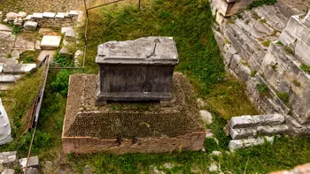 Piatra neagră din Roma antică a păstrat un mister aproape 3.000 de ani. Ce au găsit arheologii sub ea
