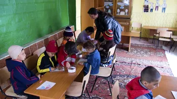 O treime dintre copiii din România sunt în risc de sărăcie. Cum le afectează situația familiei performanțele școlare