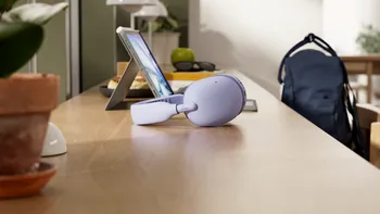 Logitech lansează Zone Vibe Pro: căștile care țin pasul cu o zi întreagă, de la ședințe la muzică