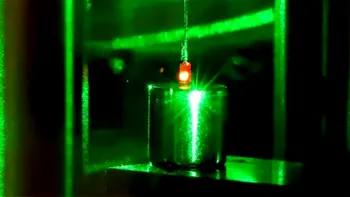 Un diamant de un centimetru a fost mișcat cu ajutorul unui efect cuantic. Experimentul apropie fizicienii de o „pisică a lui Schrödinger” macroscopică