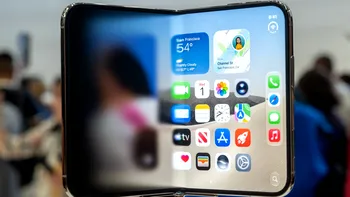 iPhone Duo vs. Motorola Razr Ultra: două telefoane pliabile, dar cu idei foarte diferite