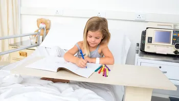 Copiii internați luni întregi vor putea continua școala din spital. Cum vor fi organizate cursurile