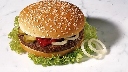 Cu hamburgerul la fotograf