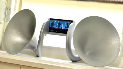 Gramohorn II amplifică natural sunetul emis de un HTC One