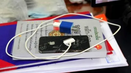 Un încărcător de iPhone 