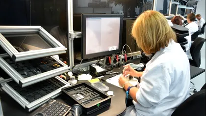 La Vertu, găsim telefoane făcute manual, fără roboţi [VIDEO]