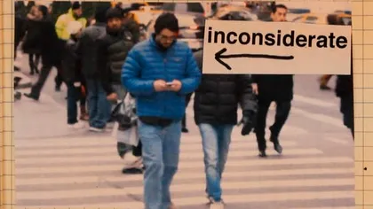 Studiu: Scrisul de mesaje în mers are un impact negativ major