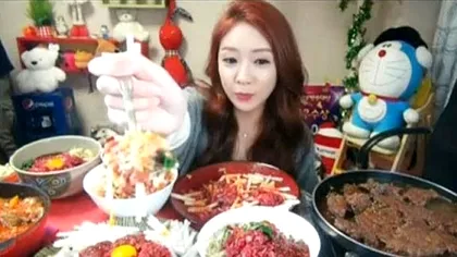 O coreeancă s-a îmbogăţit mâncând live pe YouTube, în faţa camerei [VIDEO]