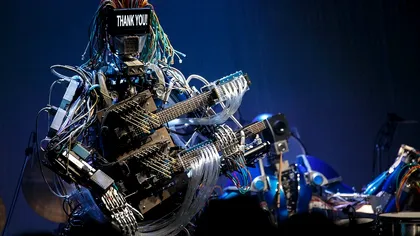Cât de spectaculos este un robot care cântă la chitară cu... 78 de degete?