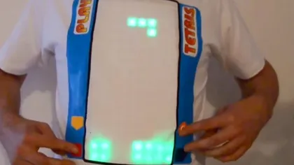 A apărut tricoul interactiv pe care vă puteţi juca Tetris [VIDEO]