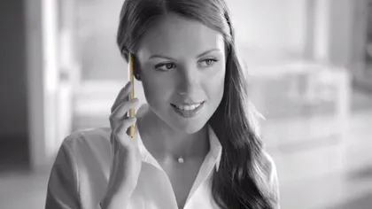 O reclamă la un telefon a fost interzisă pentru că obiectifică femeile [VIDEO]