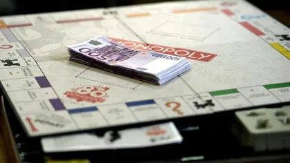Cum ar fi să cumpăraţi un joc de Monopoly cu bani reali în cutie?