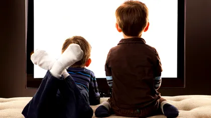 Cât timp stau copiii cu ochii în smartphone, tabletă sau laptop