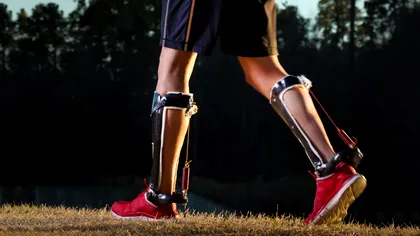 Exoscheletul care îi pune pe picioare pe paraplegici