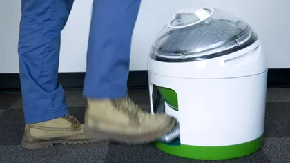 Mașina care îți spală hainele fără electricitate e perfectă pentru facturi mai mici