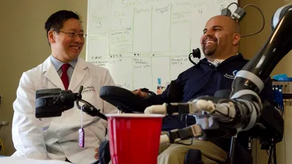 Speranță pentru oamenii paralizați: Brațul robotic pe care îl controlează cu mintea [VIDEO]