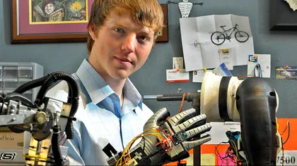 Un tânăr de 19 ani a creat brațele robotice ieftine, care pot fi controlate cu ajutorul minții [VIDEO]