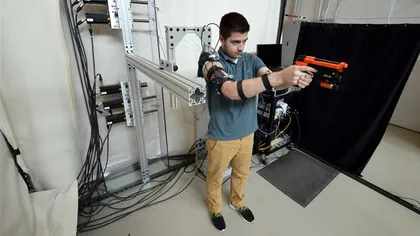 Exoscheletul care te transformă în cel mai bun pistolar