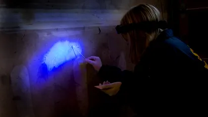 Cum transformi telefonul într-o lampă UV și te joci de-a detectivul [VIDEO]