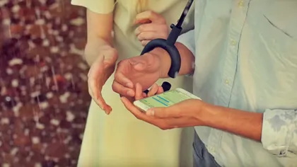 După bățul de selfie, acum există umbrela pentru telefon