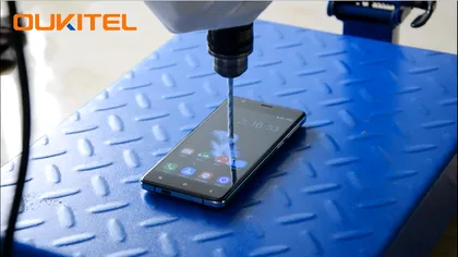 Cât rezistă un smartphone unei mașini de găurit [VIDEO]