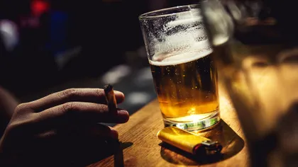 Știința îți explică de ce vrei să fumezi când consumi alcool