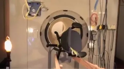Acum poți să vezi de ce nu trebuie să ai nimic de fier pe tine într-un aparat RMN