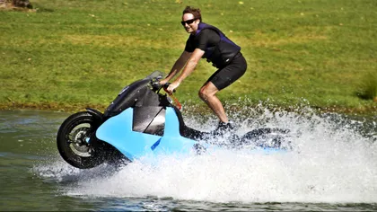 Această motocicletă se transformă într-un jet ski în cinci secunde
