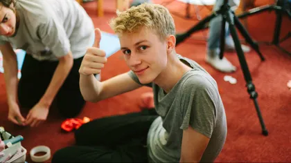 Poate cel mai bizar act anticenzură: îi forțează să se uite la vopseaua care se usucă