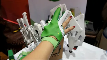 CES 2016: Mănușile Ziro te lasă să construiești și să controlezi roboți prin gesturi