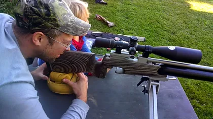 Și-a riscat viața pentru știință împușcându-se în apă