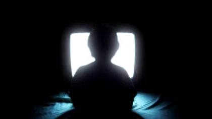 Pentru prima oară, copiii stau mai puțin în fața televizorului decât online