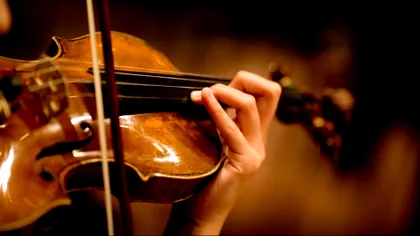 Programul datorită căruia o violonistă cu dizabilități a putut cânta iar