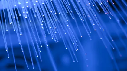 Un record aproape absurd: 1125 TB transmiși într-o secundă prin fibră optică