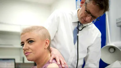 O femeie din Marea Britanie primește vaccinul anti-cancer