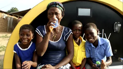 Computerul care oferă apă curată, electricitate și acces la internet unei comunități