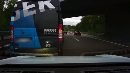 Pe pilot automat, un Tesla Model S s-a izbit într-o dubă