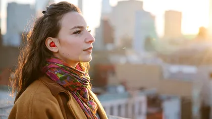 Aceste căști traduc fraze în limbi străine în timp real