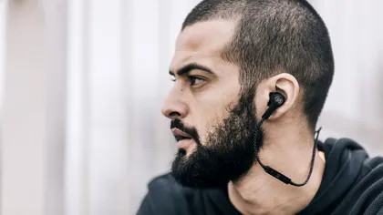 Beoplay H5 sunt căștile wireless de invidiat de la Bang & Olufsen