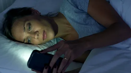 Experții avertizează: folosirea telefonului în întuneric poate provoca orbire temporară