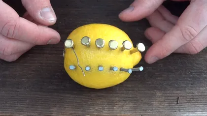 Cum poți obține foc folosind o lămâie și niște bucăți de metal